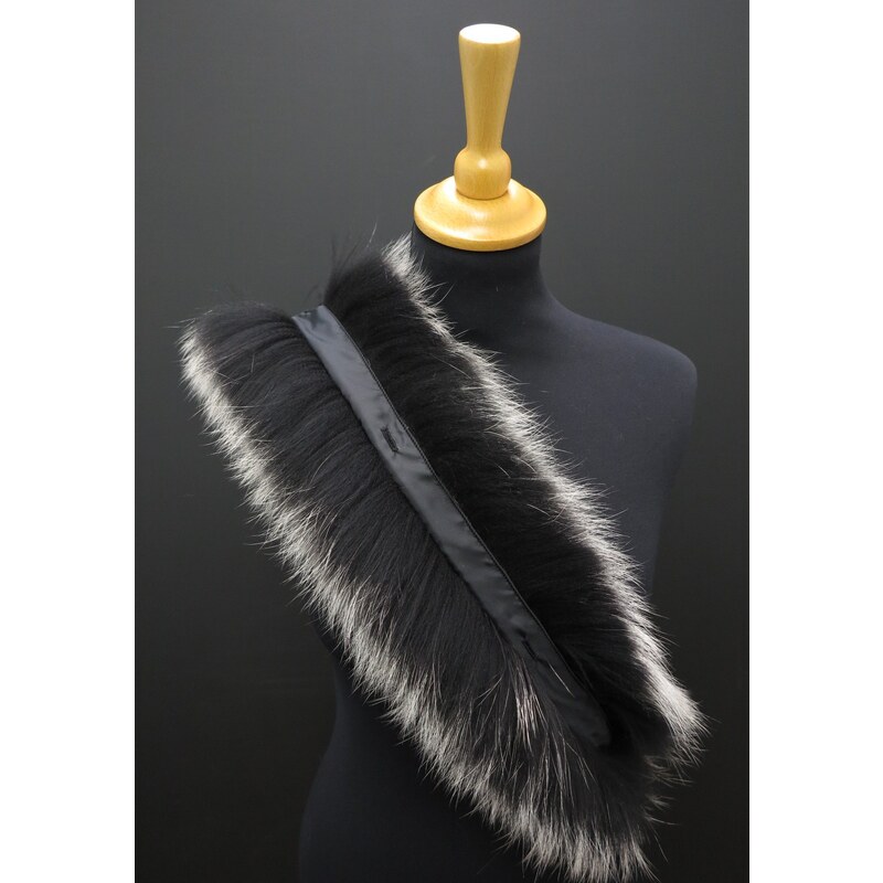 Špongr Krátká kožešina na kapuci z finského mývalovce 6058 Black & White 50 cm