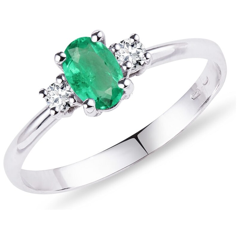 Prsten se smaragdem a diamanty z bílého zlata KLENOTA K0231012