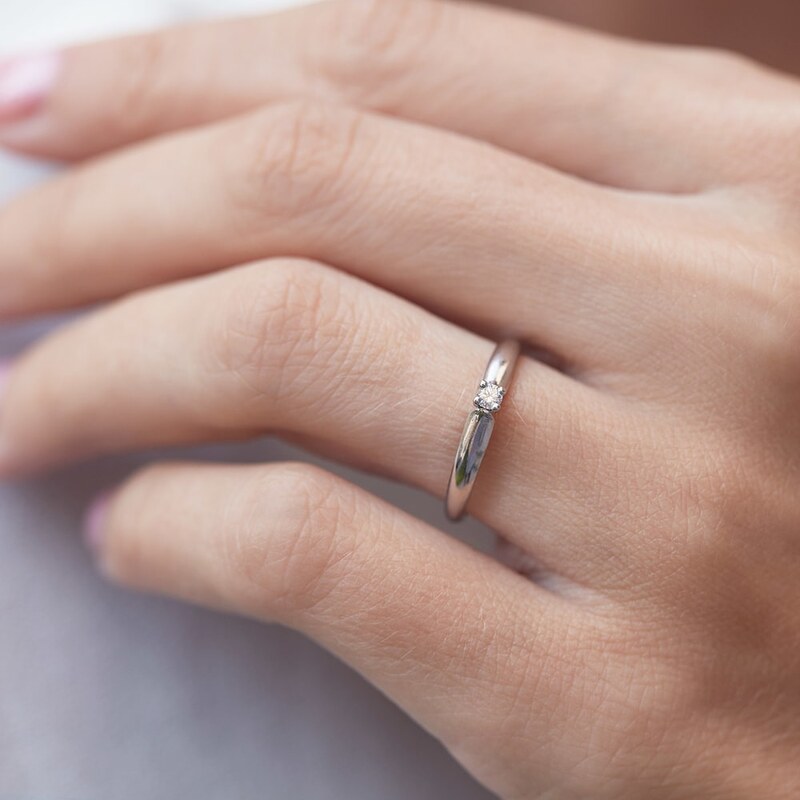 Prsten z bílého zlata s briliantem KLENOTA K0174012