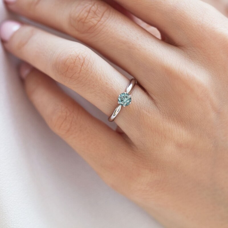 Zásnubní zlatý prsten s modrým diamantem KLENOTA K0191072