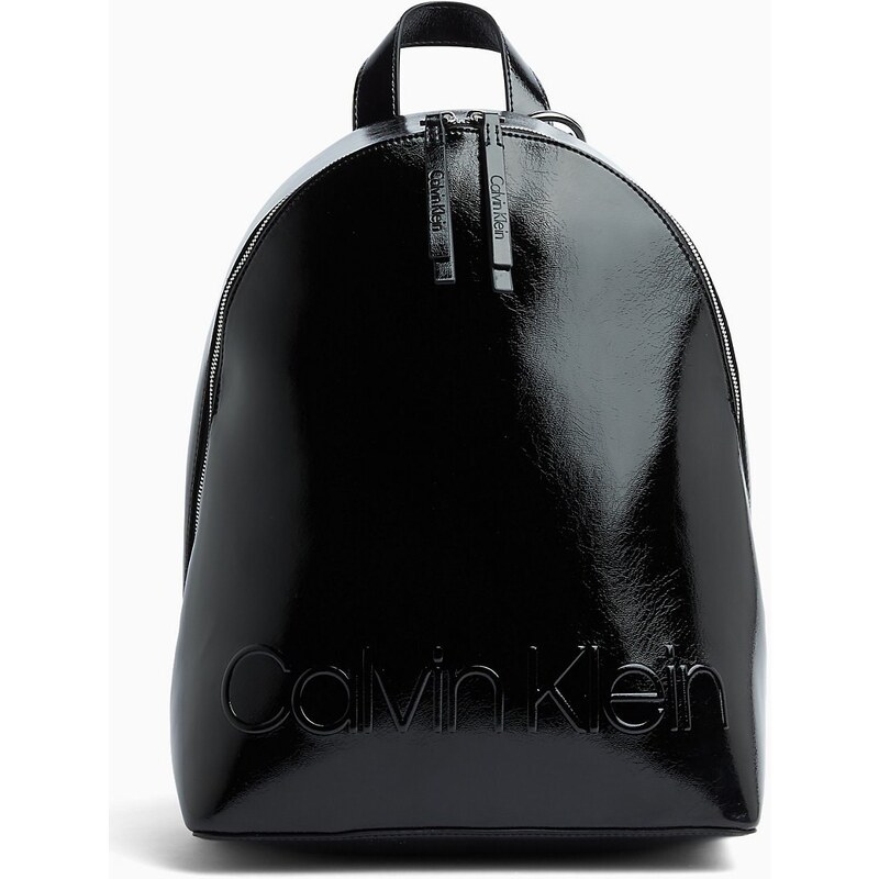 Calvin Klein černý lesklý batoh Edged Backpack Black - GLAMI.cz
