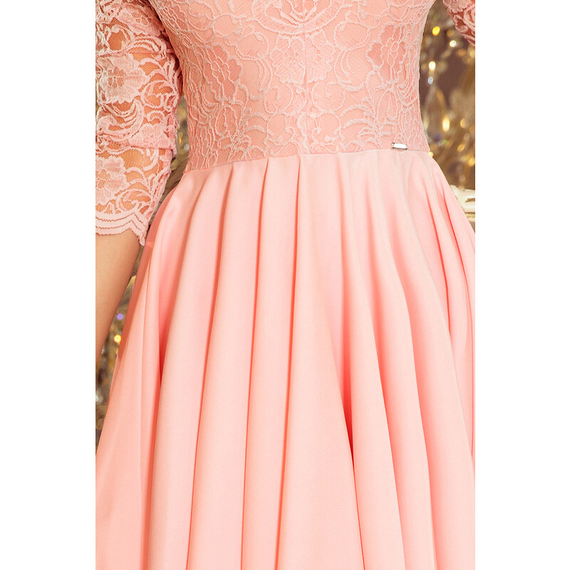 numoco Dámské šaty v pastelově růžové barvě s delším zadním dílem a s krajkovým výstřihem model 7248157