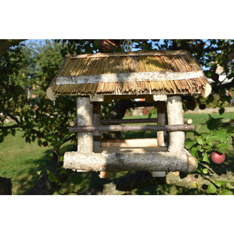 Dřevěné krmítko střední s rákosovou střechou, 26 x 20 cm