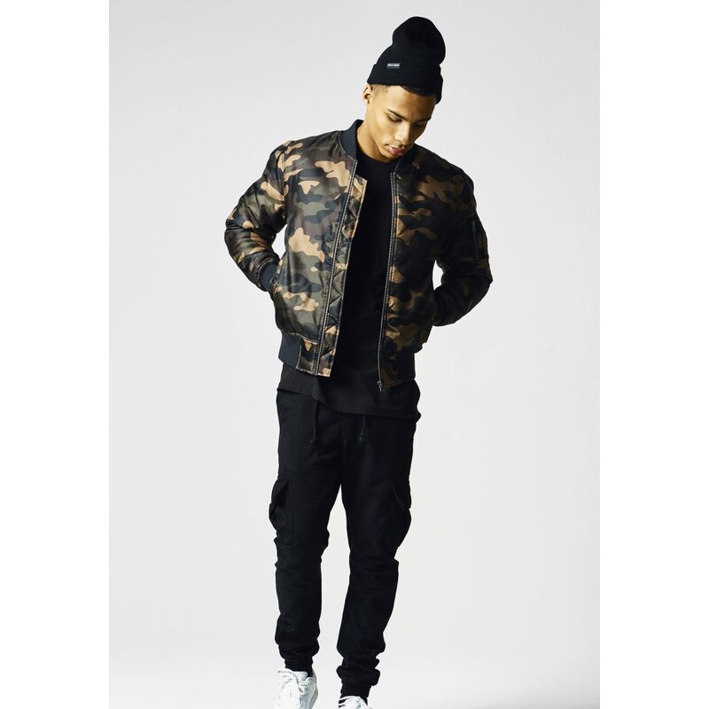 Tmavě maskáčová pánská bomber bunda Urban Classics