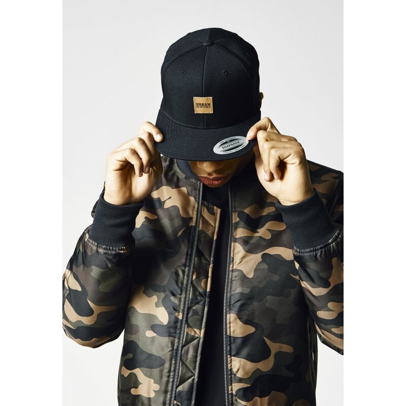 Tmavě maskáčová pánská bomber bunda Urban Classics