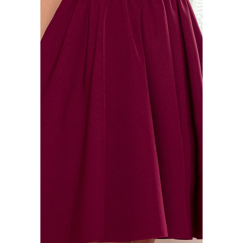 numoco POLA - Dámské šaty ve vínové bordó barvě s volánky ve výstřihu 307-3
