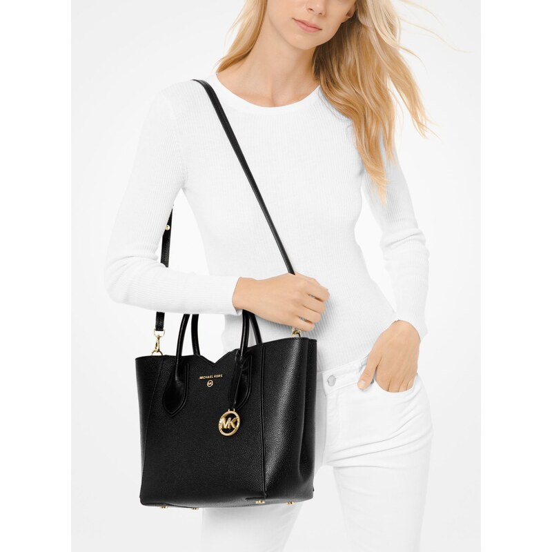 Michael Kors Kabelka Mae Medium Pebbled Leather Messenger Bag Black GLAMI.cz