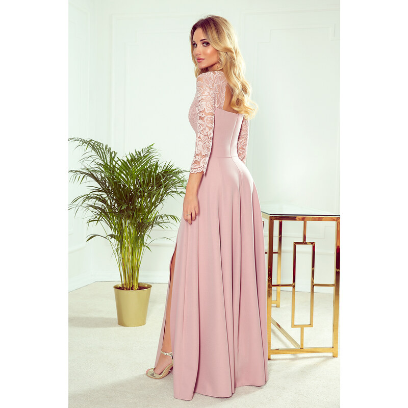 numoco AMBER - Elegantní dlouhé krajkové dámské šaty v pudrově růžové barvě s dekoltem 309-4