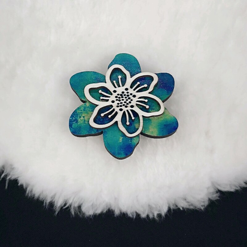 AMADEA Dřevěná brož modrý květ, 5 cm