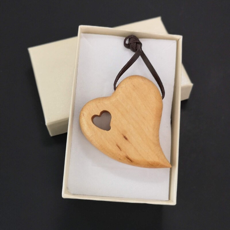 AMADEA Dřevěný přívěsek na krk ve tvaru srdce, 4,5x4 cm