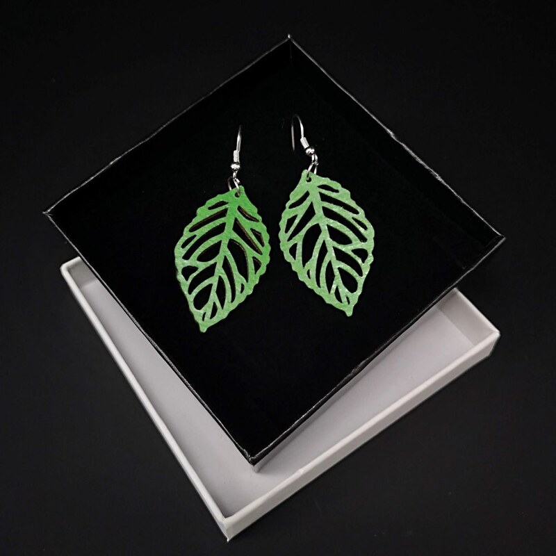 AMADEA Dřevěné náušnice list zelený, 4 cm