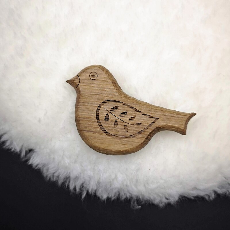 AMADEA Dřevěná brož ptáček přírodní, 6x4 cm
