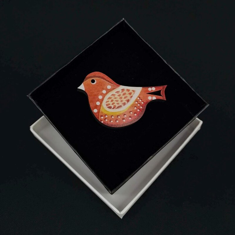 AMADEA Dřevěná brož červený ptáček, 6x4 cm 50961080