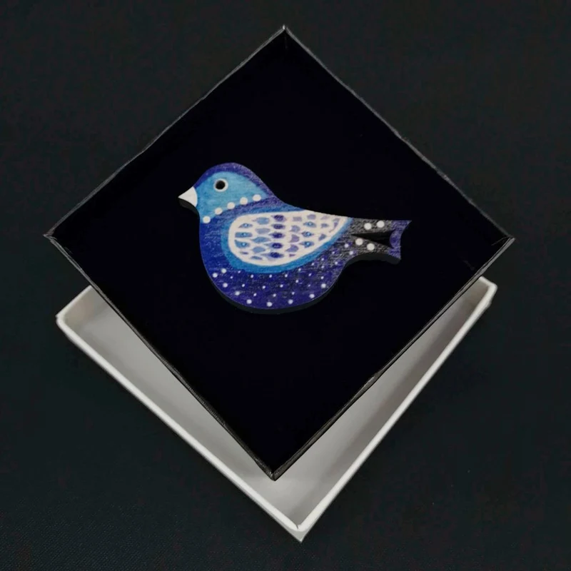 AMADEA Dřevěná brož modrý ptáček, 6x4 cm - GLAMI.cz