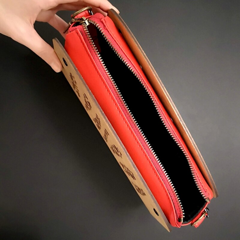 AMADEA Dřevěná kabelka červená - bubliny 25 cm