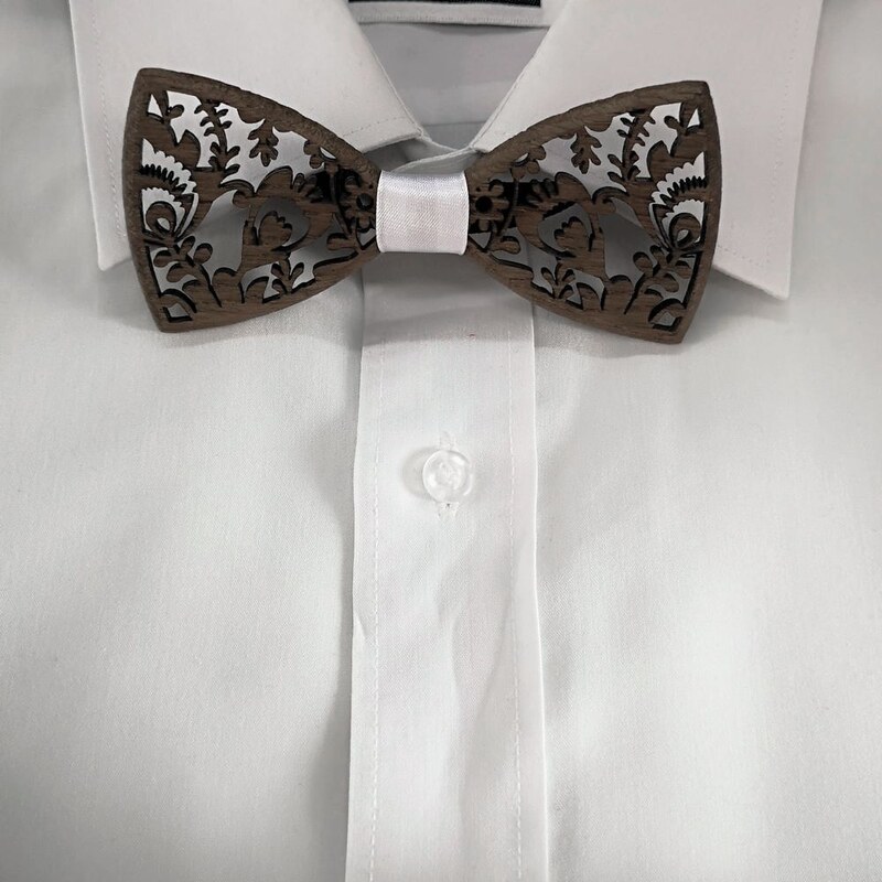 AMADEA Dřevěný motýlek k obleku - krajka s bílou stuhou 11 cm