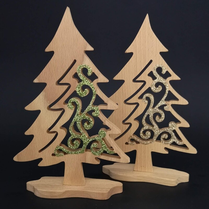 AMADEA Dřevěný 3D strom jehličnan s prořezem a třpytkami - mix barev 21 cm
