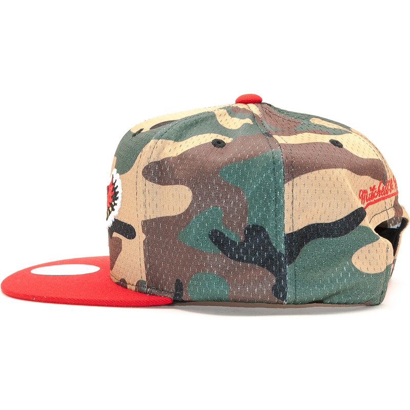 Kšiltovka Mitchell & Ness Atlanta Hawks Woodland "COVER" Camo/Red Snapback