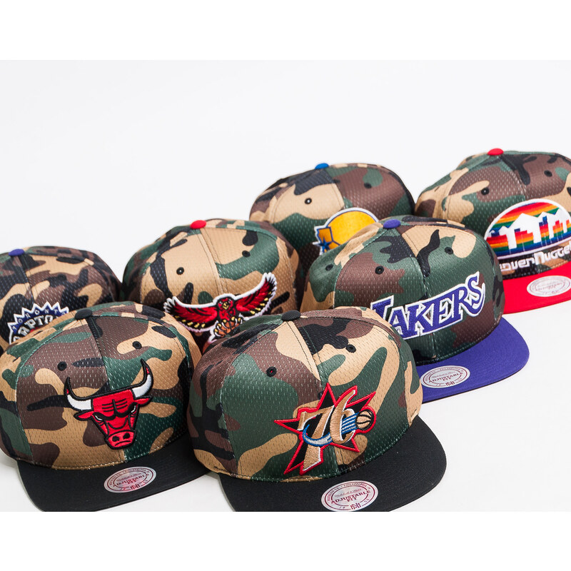 Kšiltovka Mitchell & Ness Atlanta Hawks Woodland "COVER" Camo/Red Snapback