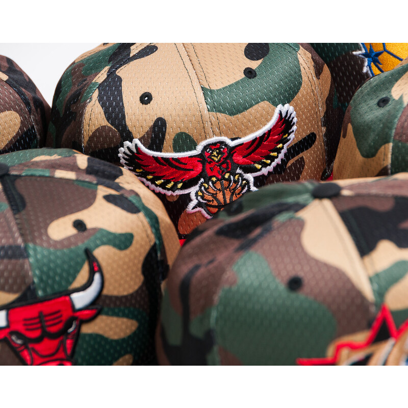 Kšiltovka Mitchell & Ness Atlanta Hawks Woodland "COVER" Camo/Red Snapback