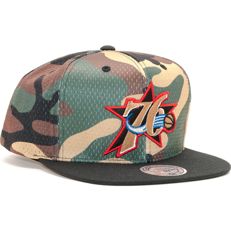 Kšiltovka Mitchell & Ness Philadelphia 76ers Woodland "COVER" Camo/Black Snapback