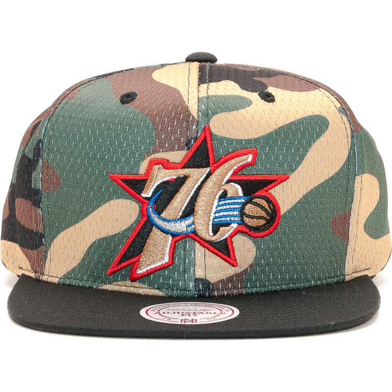 Kšiltovka Mitchell & Ness Philadelphia 76ers Woodland "COVER" Camo/Black Snapback