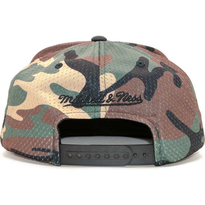 Kšiltovka Mitchell & Ness Philadelphia 76ers Woodland "COVER" Camo/Black Snapback