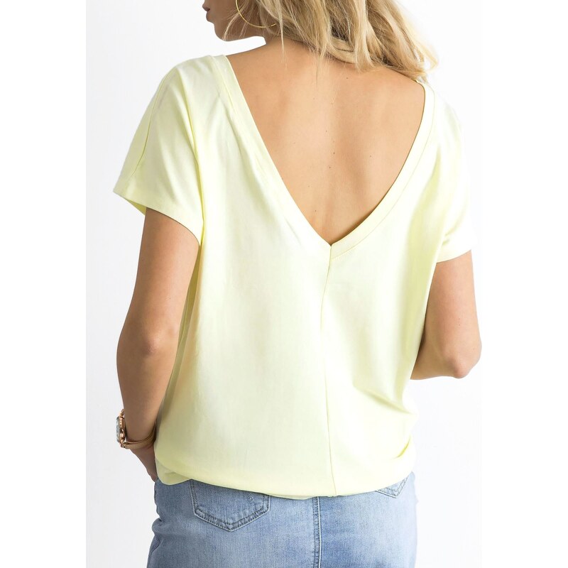 Fashionhunters Světle žluté tričko se zadním výstřihem