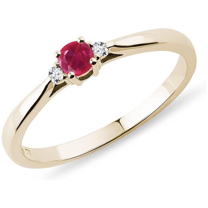 Zlatý zásnubní prsten s rubínem a diamanty KLENOTA K0271053