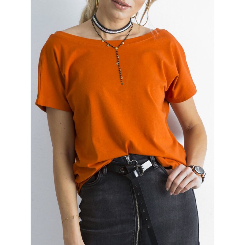 Fashionhunters Tričko s výstřihem vzadu v tmavě oranžové barvě