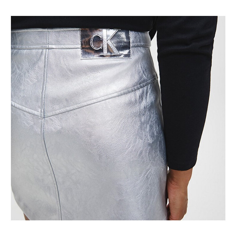 Calvin Klein dámská koženková stříbrná sukně FAUX LEATHER MINI SKIRT