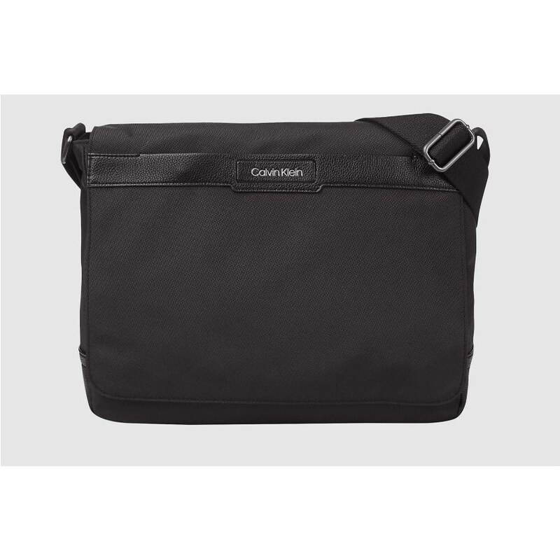 Calvin Klein černá crossbody brašna FLAP MESSENGER