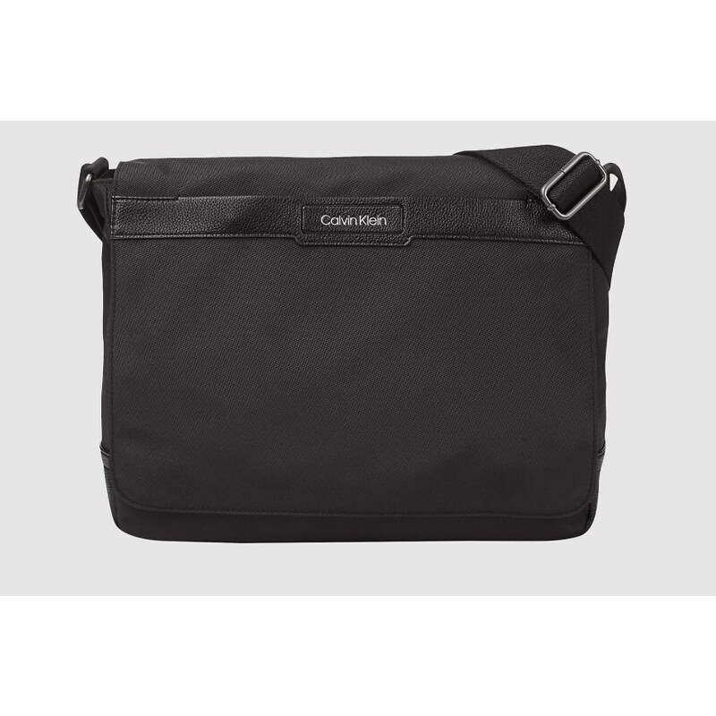 Calvin Klein černá crossbody brašna FLAP MESSENGER