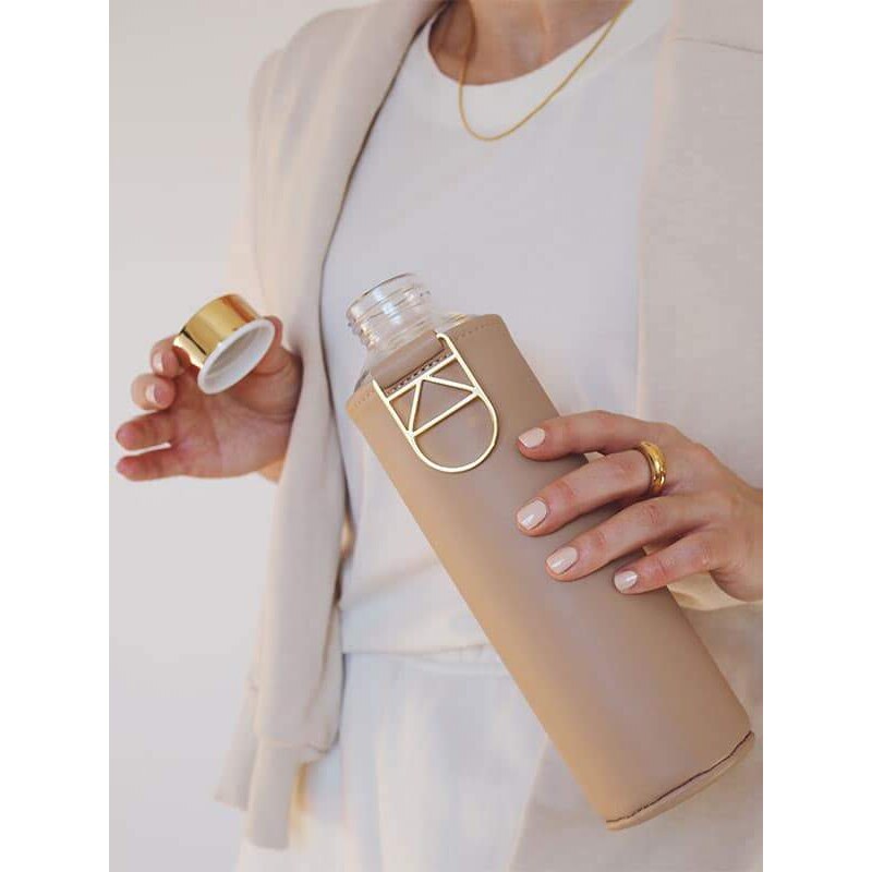EQUA Mismatch Sienna 750 ml designová luxusní ekologická skleněná lahev na pití s obalem z umělé kůže