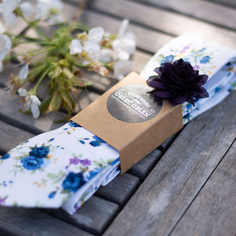 Obleč oblek Bílá pánská kravata s modrofialovým květinovým vzorem