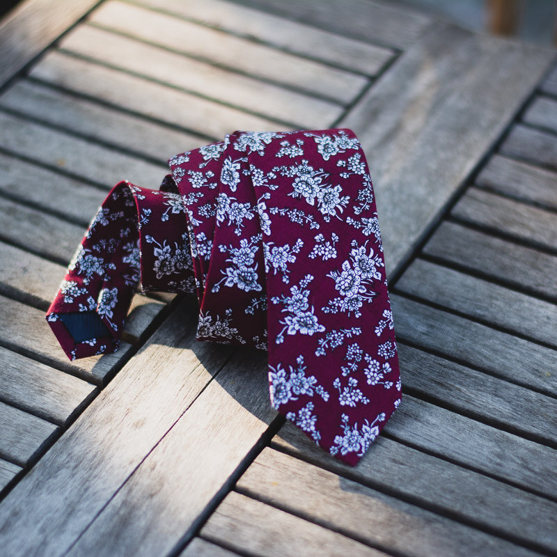Obleč oblek Vínově červená pánská kravata s bílo šedým květinovým vzorem