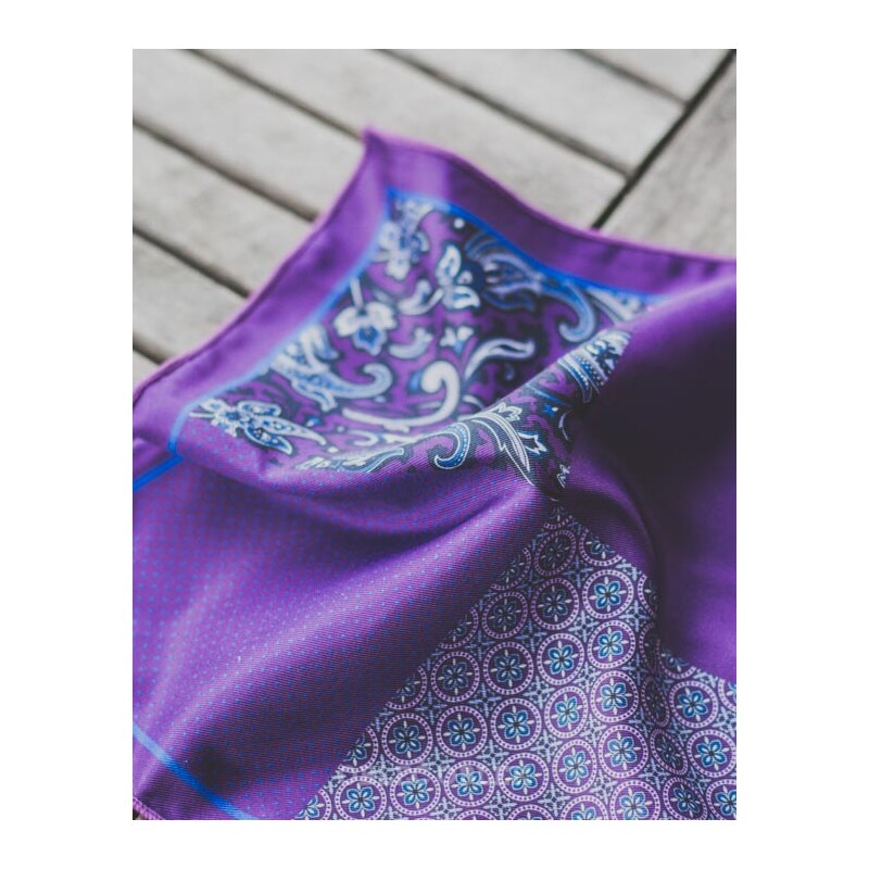 Obleč oblek Fialový kapesníček do saka s barevným paisley vzorem