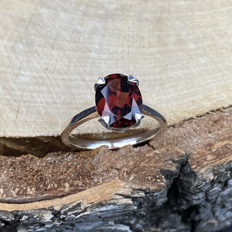 SYLVIENE Stříbrný prsten La Precia s Granátem