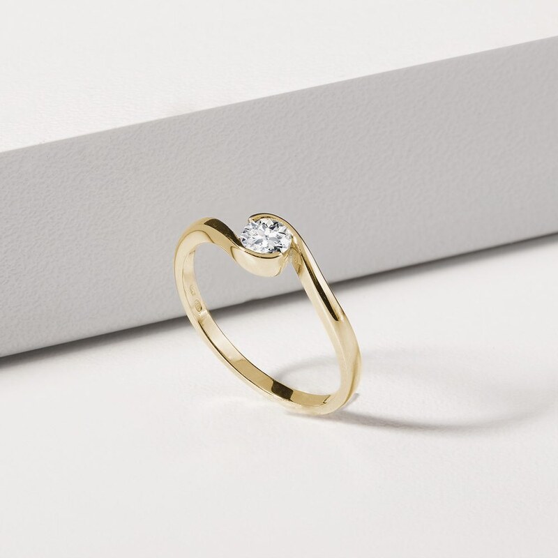 Asymetrický prsten ve žlutém zlatě s briliantem KLENOTA K0506013
