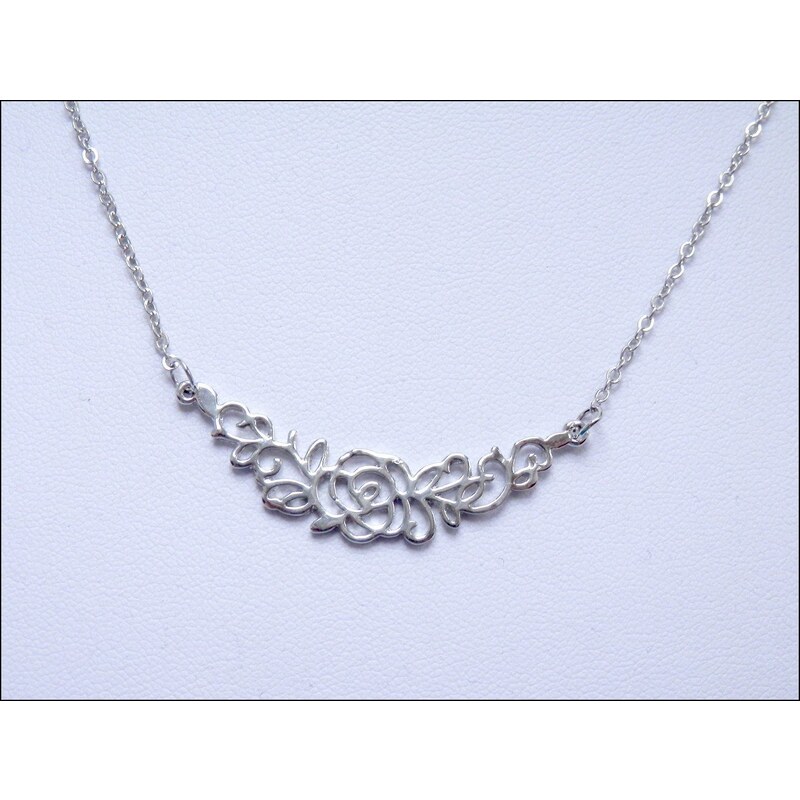 Jednoduchý stříbrný náhrdelník s růžičkou
