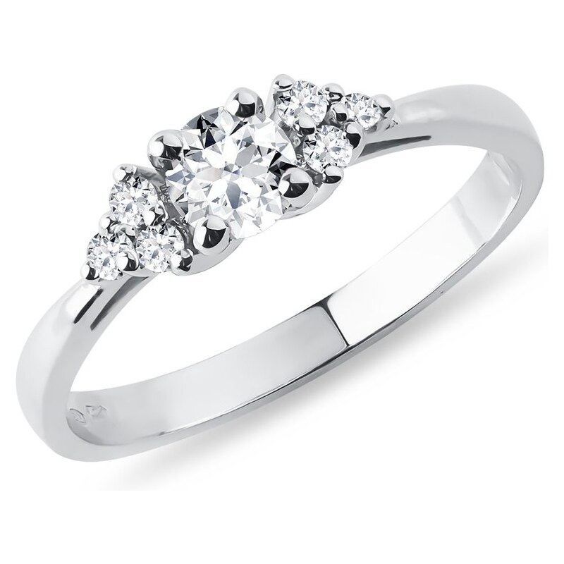 Diamantový zásnubní prsten v bílém zlatě KLENOTA K0109032