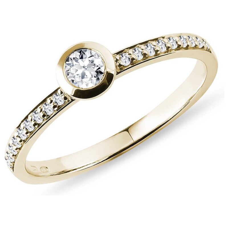 Bezel zásnubní prsten s diamanty ve žlutém zlatě KLENOTA K0774023