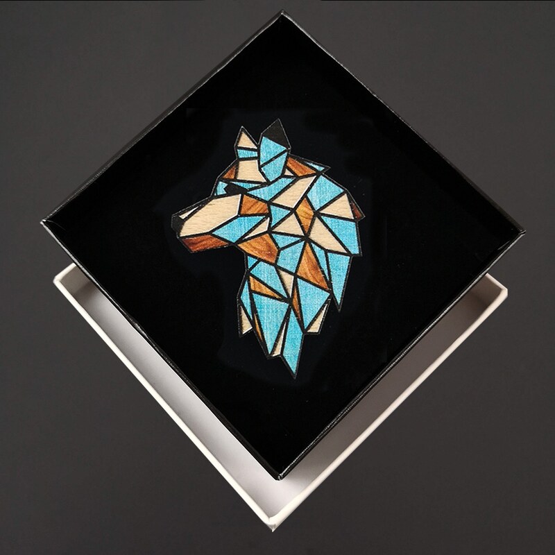 AMADEA Dřevěná brož barevná - motiv hlava vlka, 6x4,5 cm, český výrobek