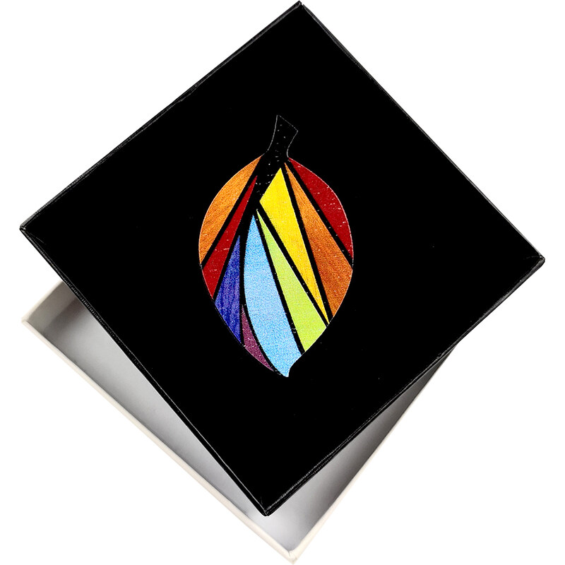 AMADEA Dřevěná brož barevná ve tvaru listu, 6x3,5 cm, český výrobek