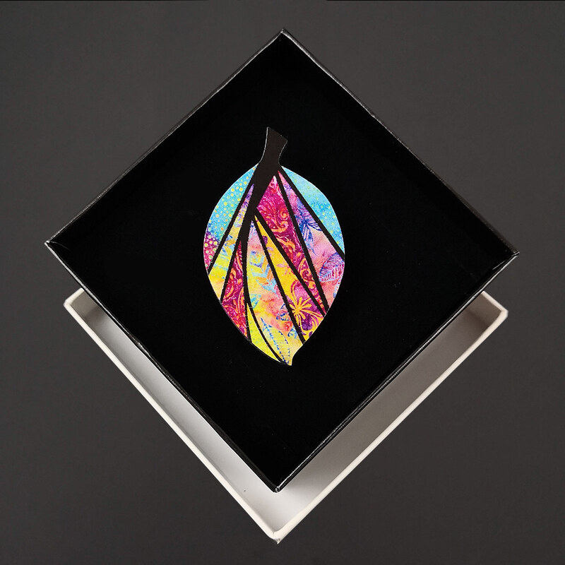 AMADEA Dřevěná brož barevná ve tvaru listu, 6x3,5 cm, český výrobek 59605400