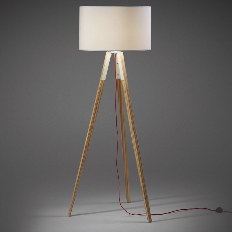 Bílá bavlněná stojací lampa Kave Home Iguazu 157 cm s borovicovou podstavou