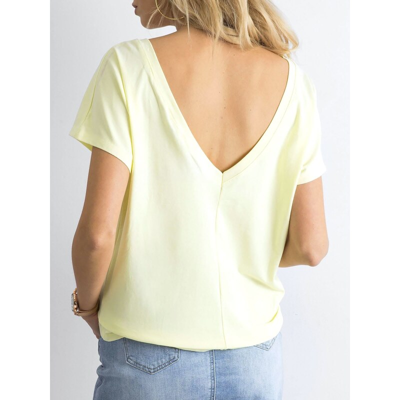 Fashionhunters Světle žluté tričko se zadním výstřihem