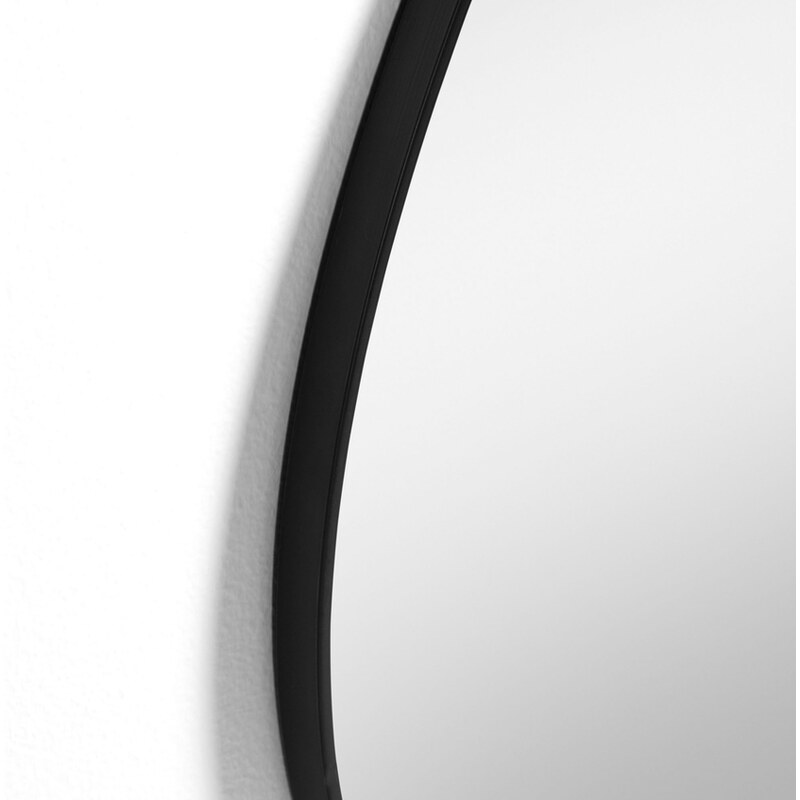 Černé kovové závěsné zrcadlo Kave Home Anera 90 x 93 cm