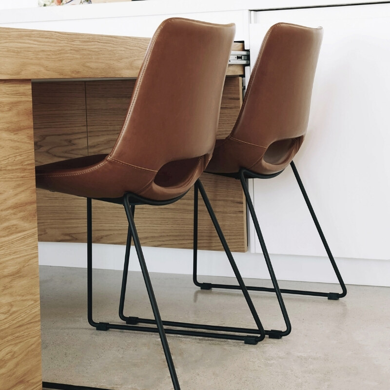 Koňakově hnědá koženková jídelní židle Kave Home Zahara