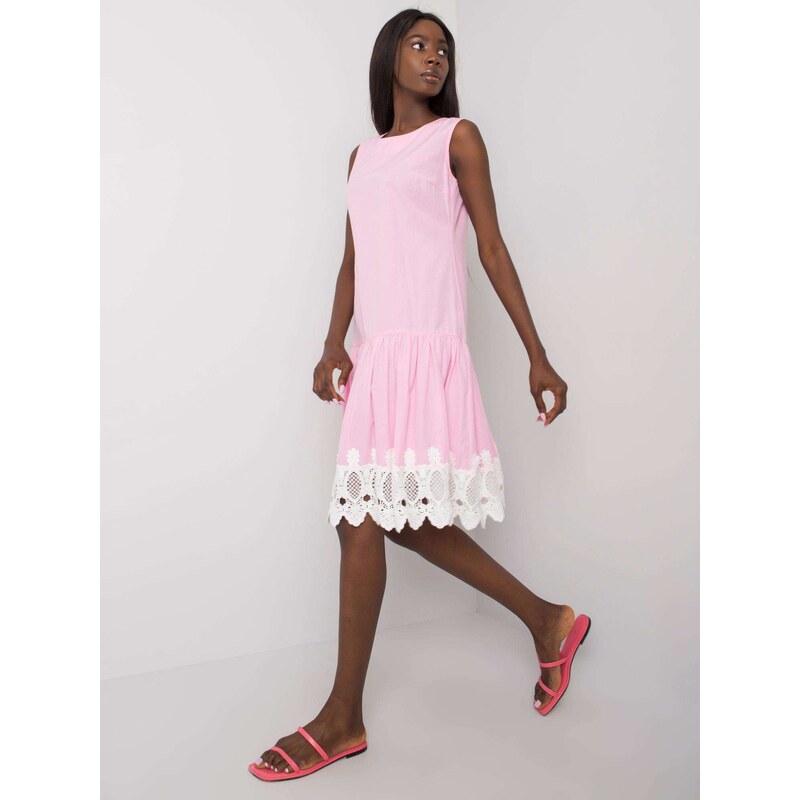 Fashionhunters Světle růžové šaty s ozdobnou krajkou